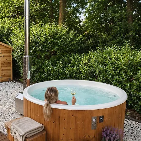 Cozy Veluwe Met Hottub شاليه *